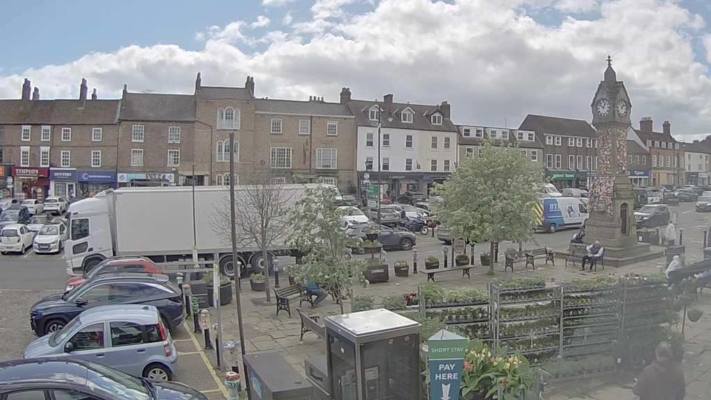 Thirsk webcam overlooking the Market Place