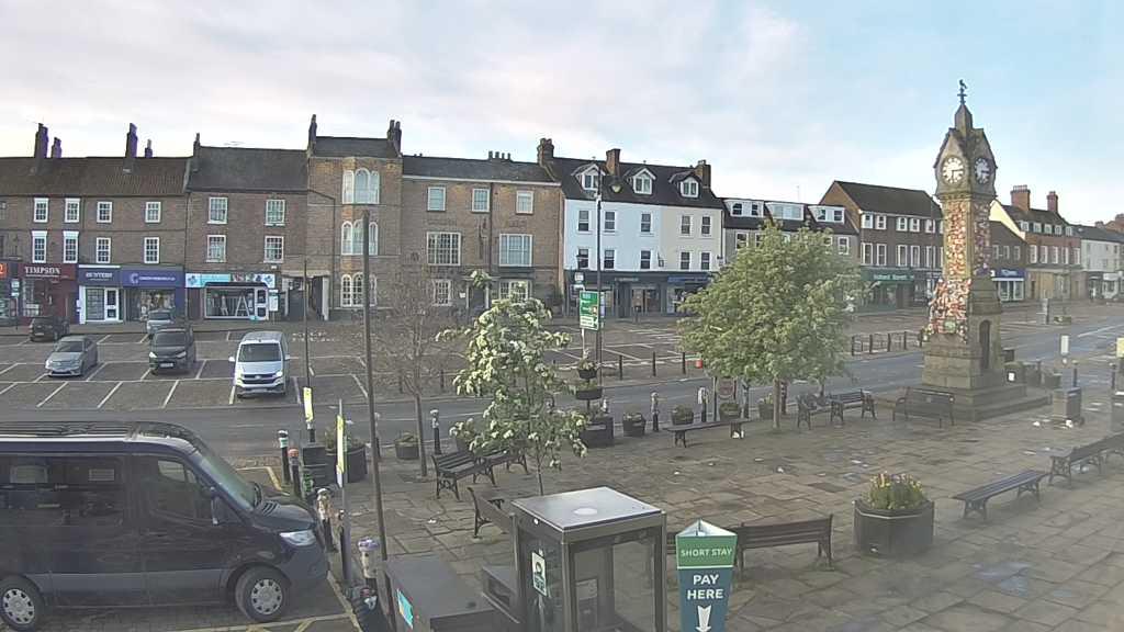 Thirsk webcam overlooking the Market Place