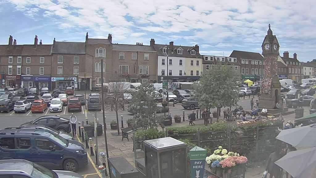 Thirsk webcam overlooking the Market Place