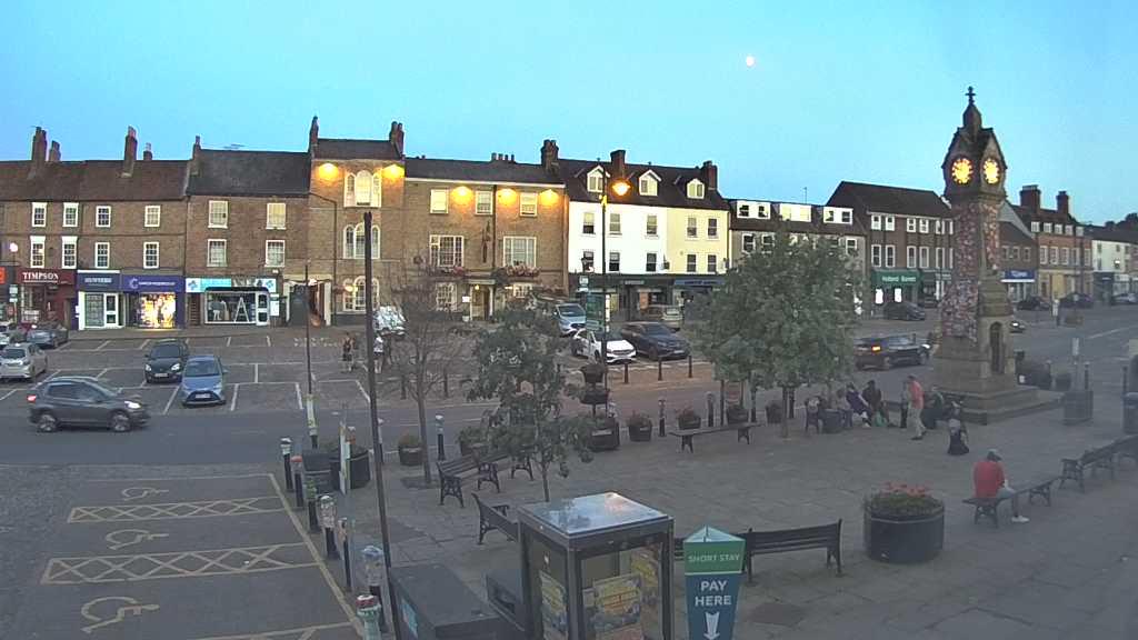 Thirsk webcam overlooking the Market Place