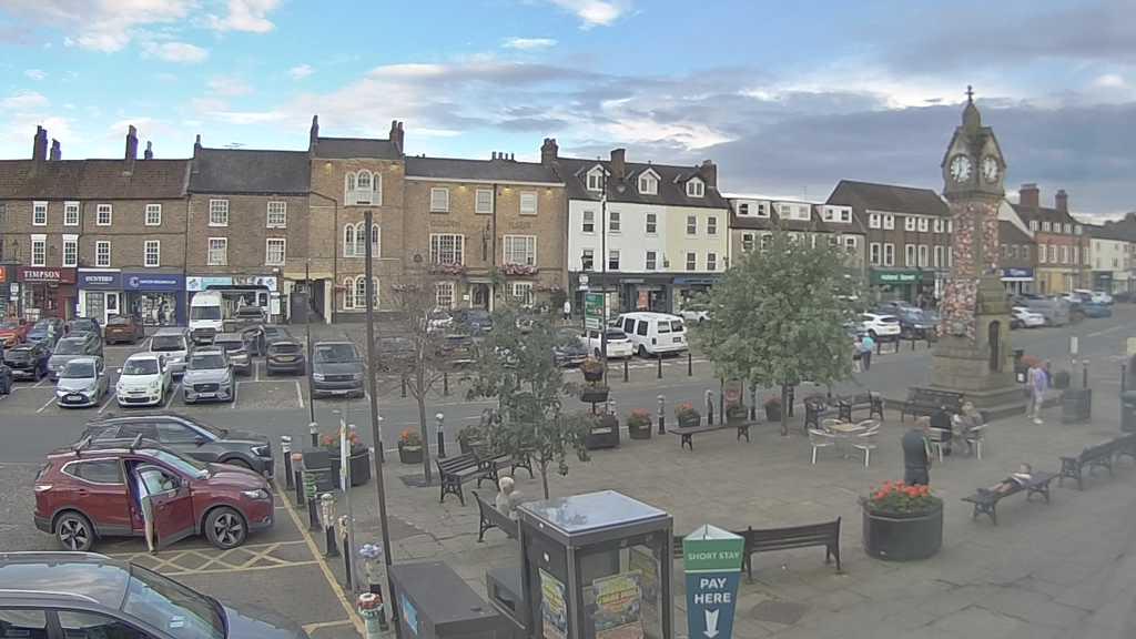 Thirsk webcam overlooking the Market Place