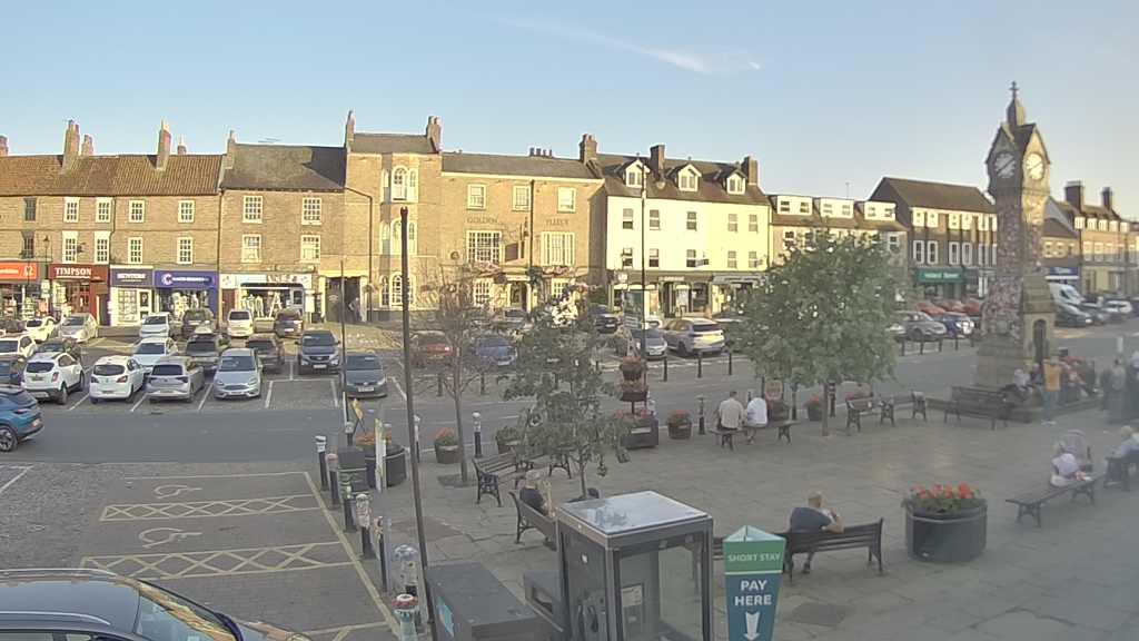 Thirsk webcam overlooking the Market Place